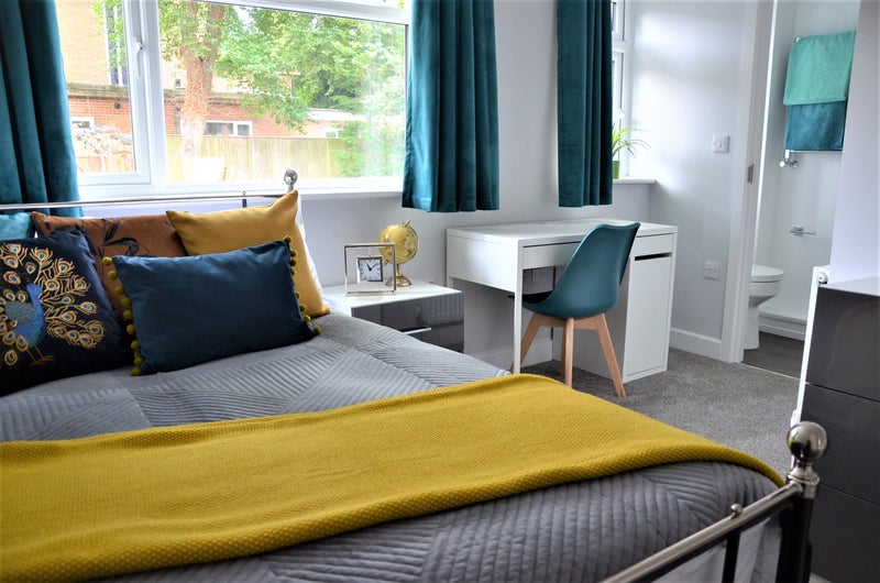 Photo 1: Double Bedroom with EnSuite @ £795 pm