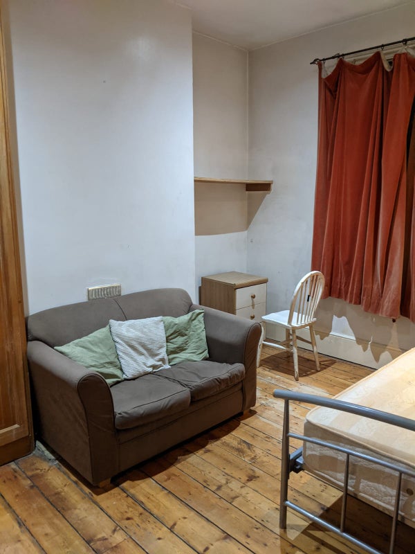 Photo 1: First Floor Room available