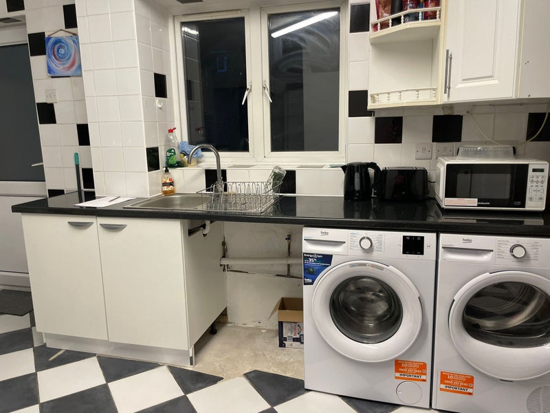 Photo 1: Kitchen 