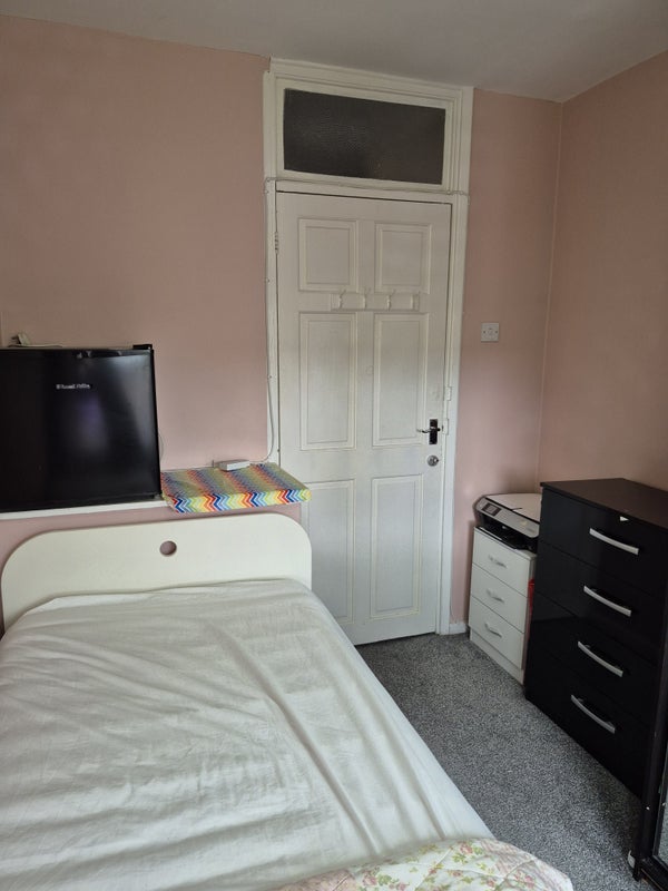 Photo 1: Single bedroom