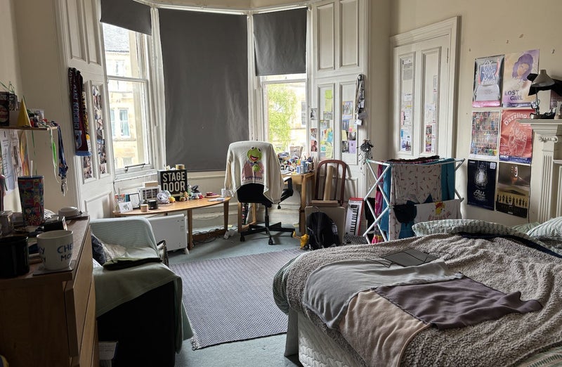 Photo 1: The room itself