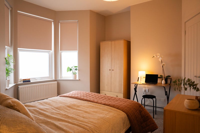 Photo 1: Bedroom 1