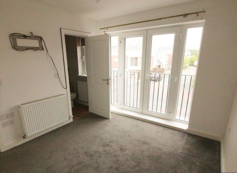 Photo 1: Double Room with ensuite and Juliet balcony photo 1