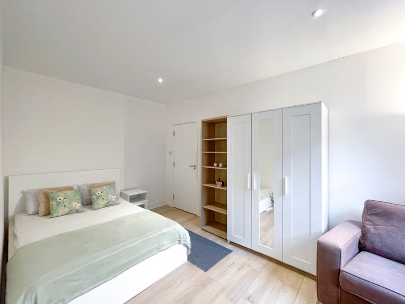 Photo 1: room