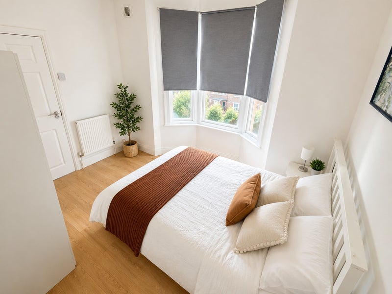 Photo 1: Room 1