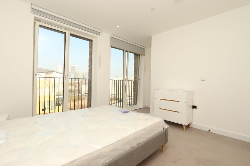 Photo 1: Room 1: £370 per week - En-suite Double room couples are welcome - £1,625 per month - available on
