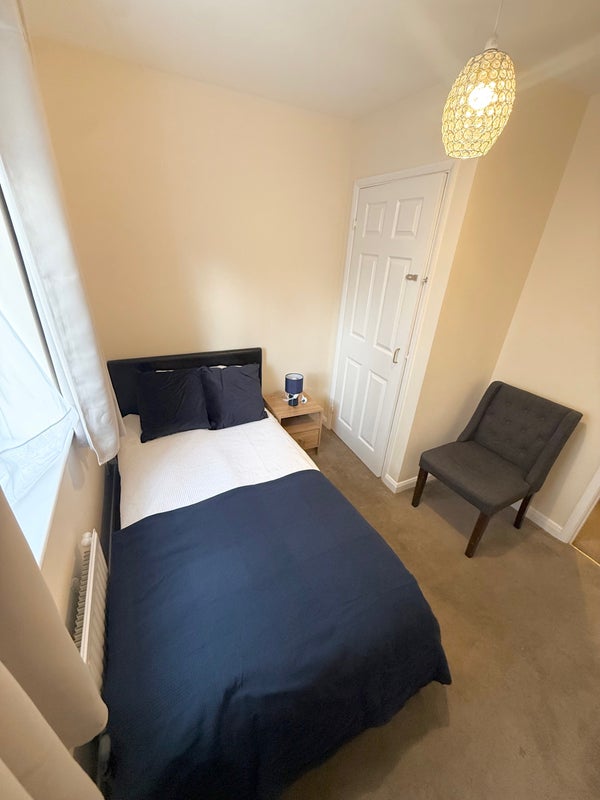 Photo 1: Single bedroom