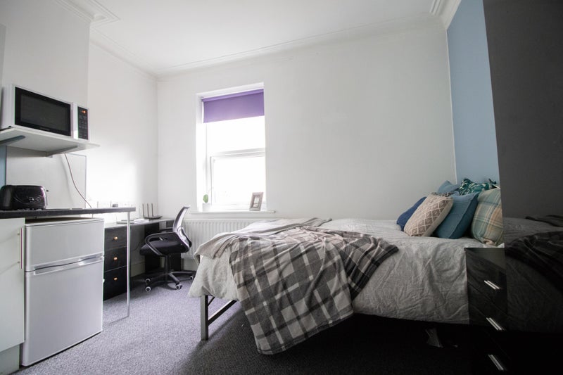 Photo 1: Room 4