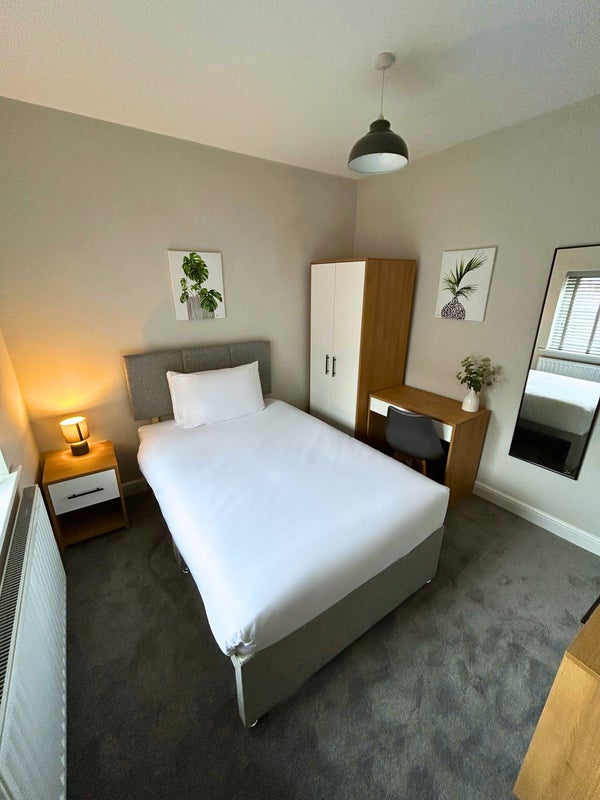 Photo 1: Room 2
