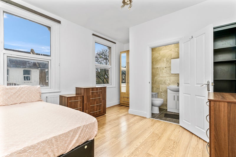 Photo 1: Bright & Spacious Room with En-suite (Room 3: £1,100)