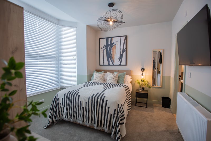 Photo 1: ROOM 1 WITH ENSUITE & KITCHENETTE £775