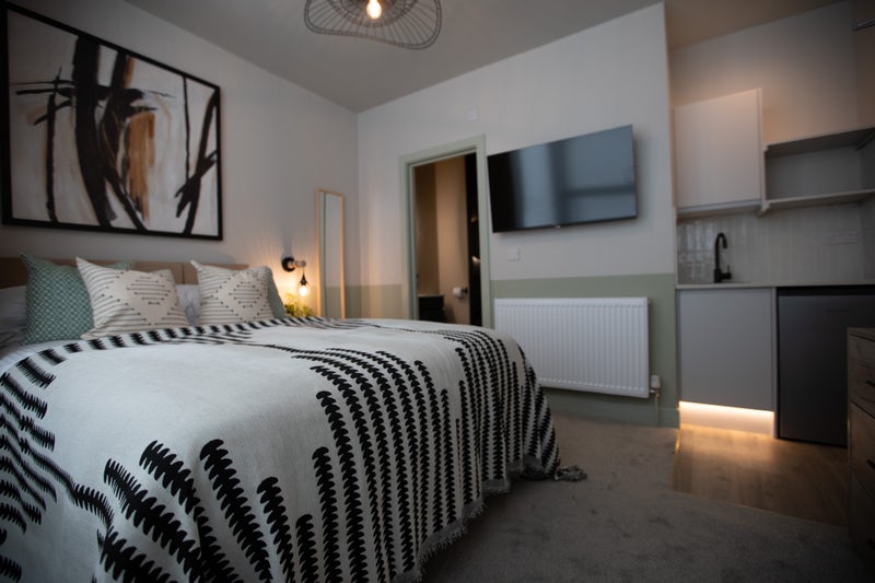 Photo 1: ROOM 1 WITH ENSUITE & KITCHENETTE £775