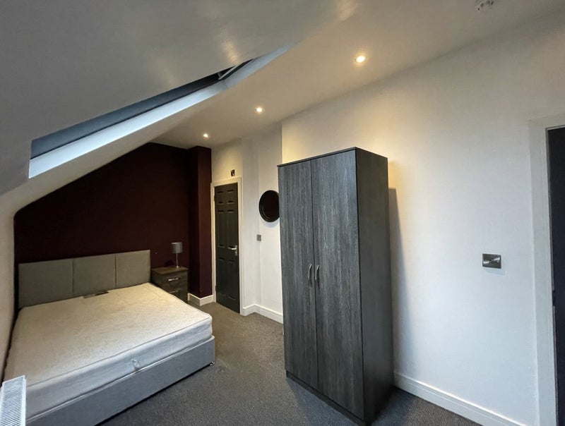 Photo 1: Bed 5