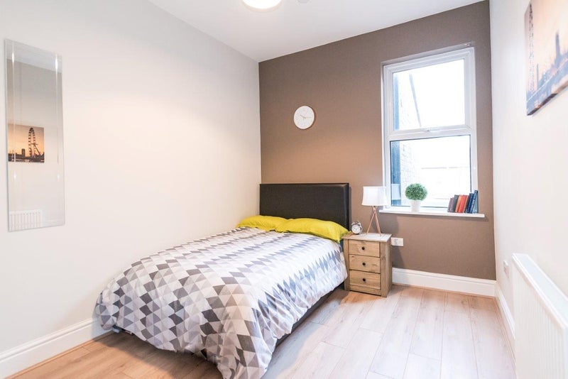 Photo 1: Large Double Spacious & Bright 
