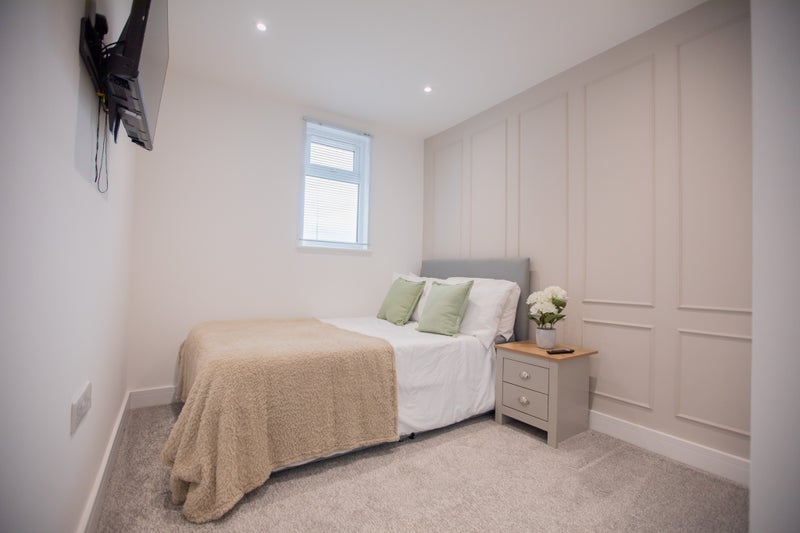 Photo 1: ROOM 1 WITH ENSUITE £750