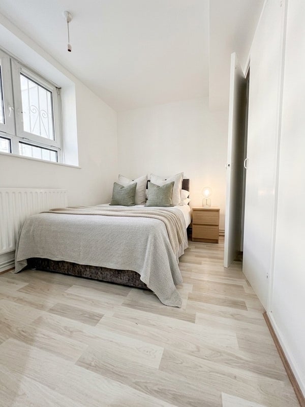 Bright Room | Next to Brick Lane & Docks!!