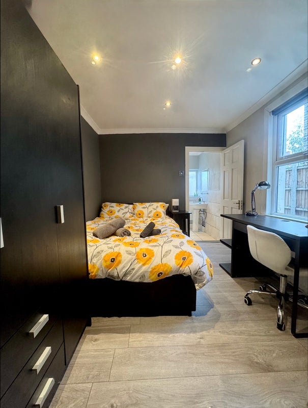 Photo 1: Room 1