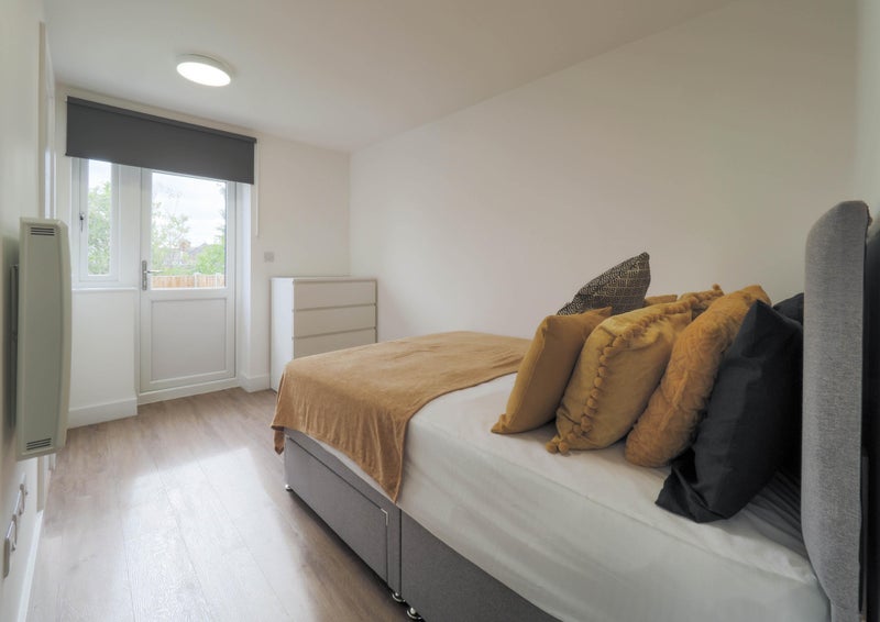 Photo 1: Bedroom
