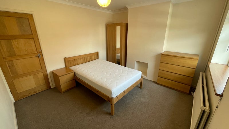 Photo 1: Bedroom