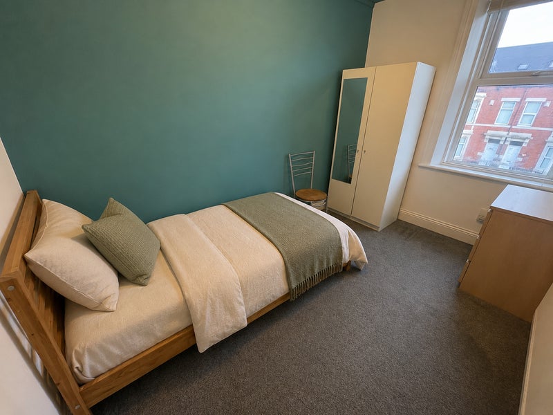 Photo 1: Room 4