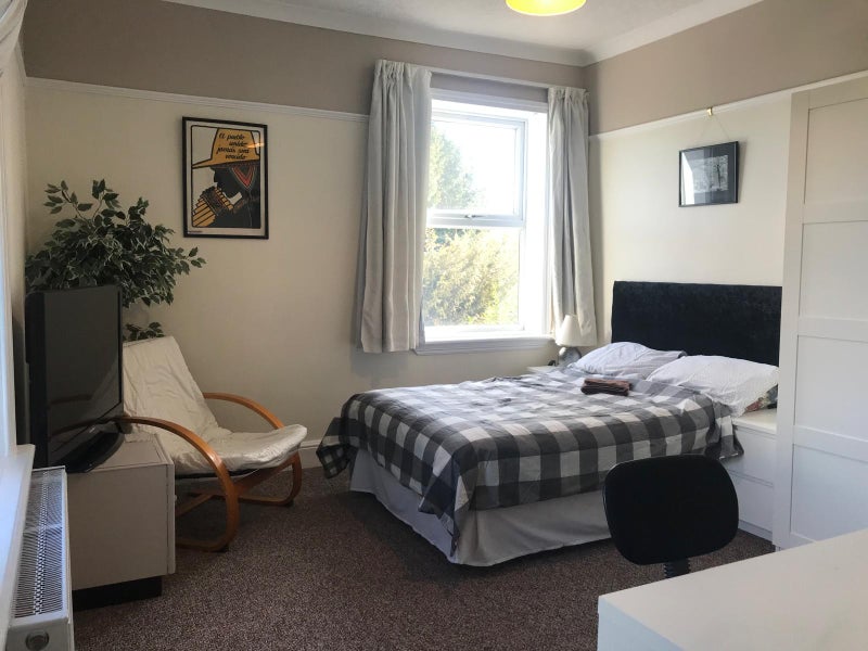 Photo 1: Bedroom
