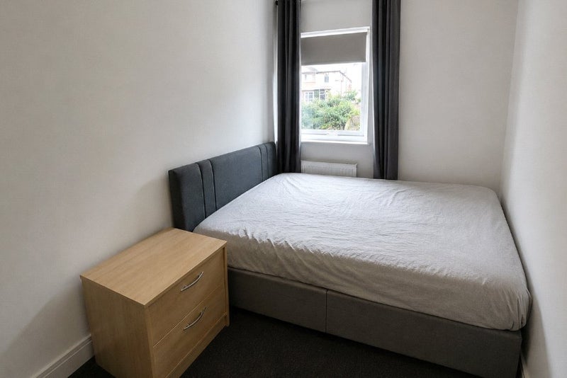 Photo 1: Room 4