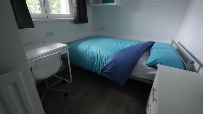 Photo 1: Bedroom 1