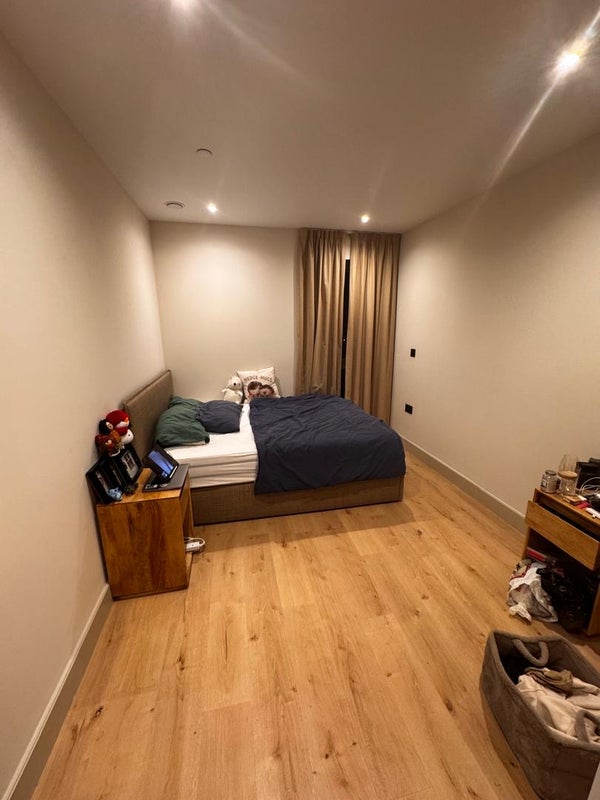 Photo 1: Bedroom