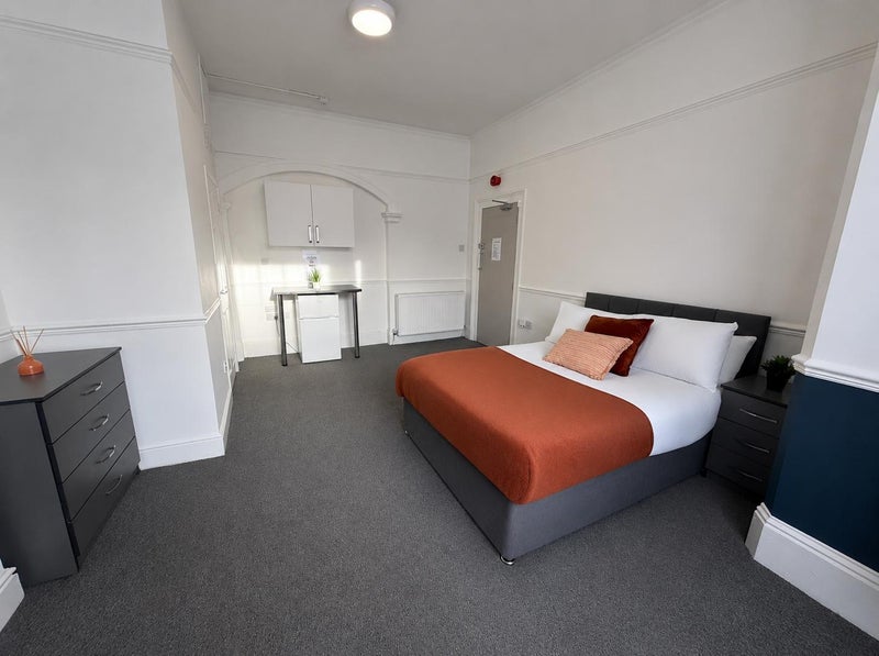 Photo 1: Fully furnished room