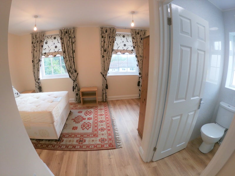 Photo 1: Quality spacious en-suite room