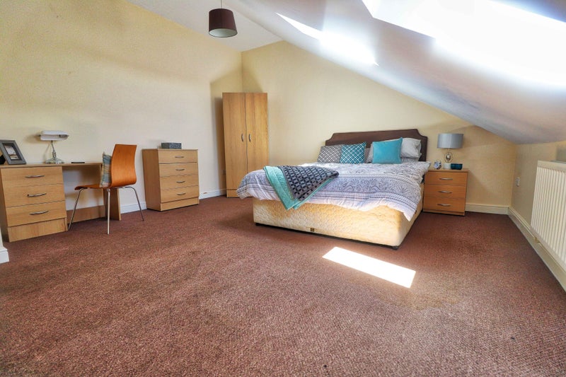 Photo 1: Room 4