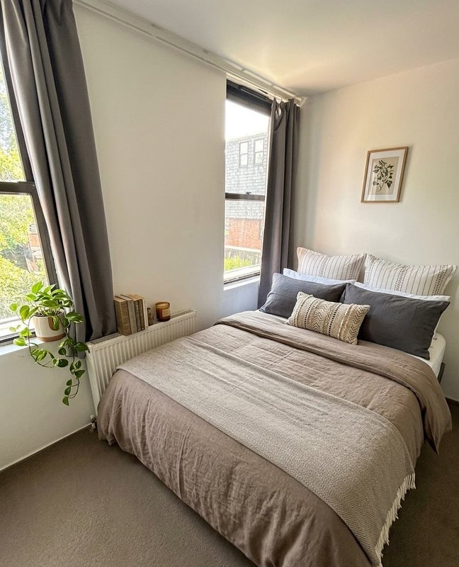 Photo 1: Bedroom