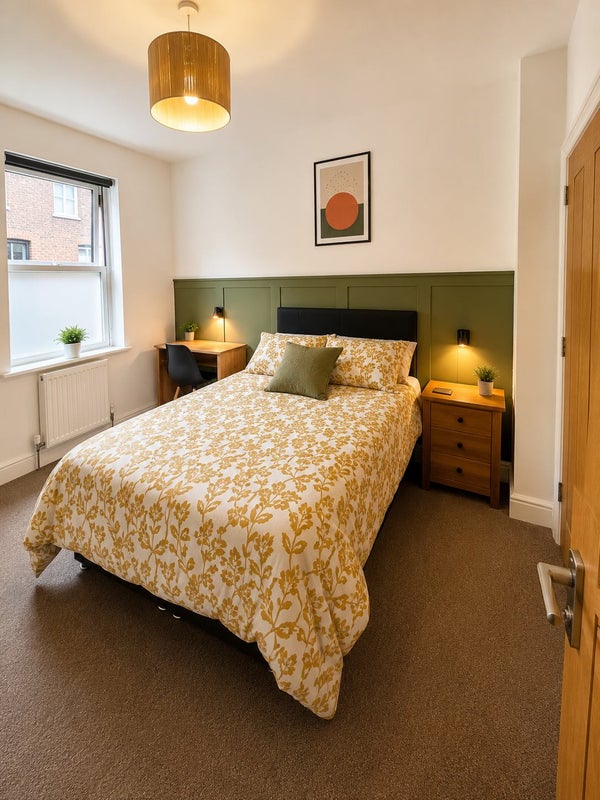 Photo 1: Bedroom 1