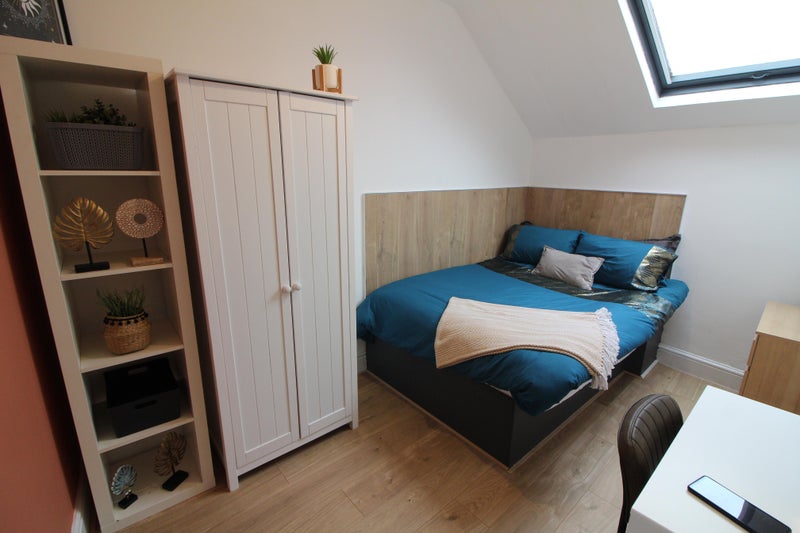 Photo 1: Room 7 (available mid-August)