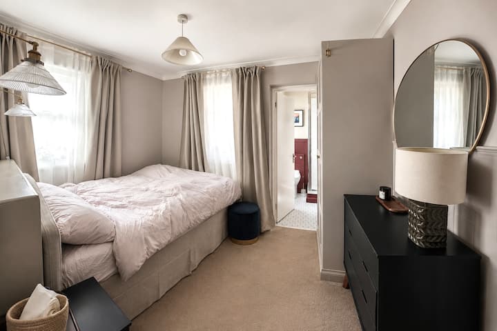 Photo 1: Bedroom
