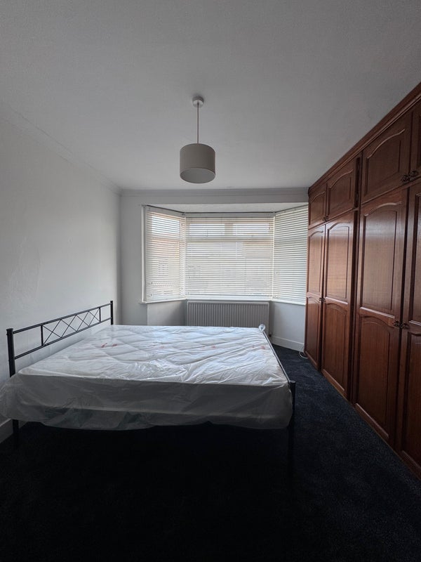 Photo 1: Bedroom 1