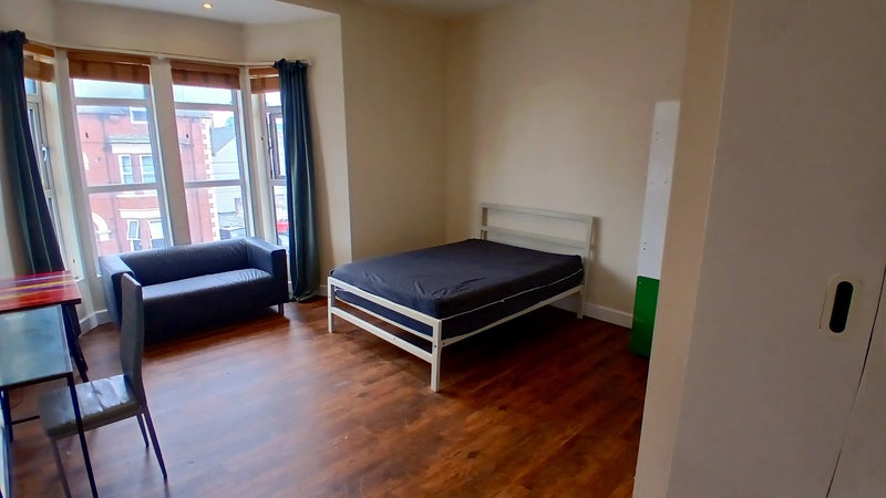Photo 1: Double Ensuite + Sofa + Smart TV