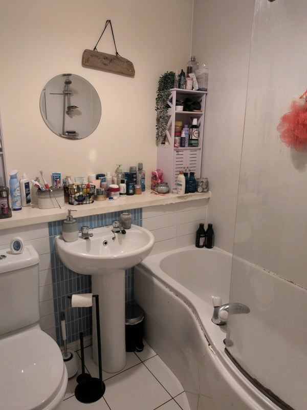 Photo 1: Bathroom (shared)