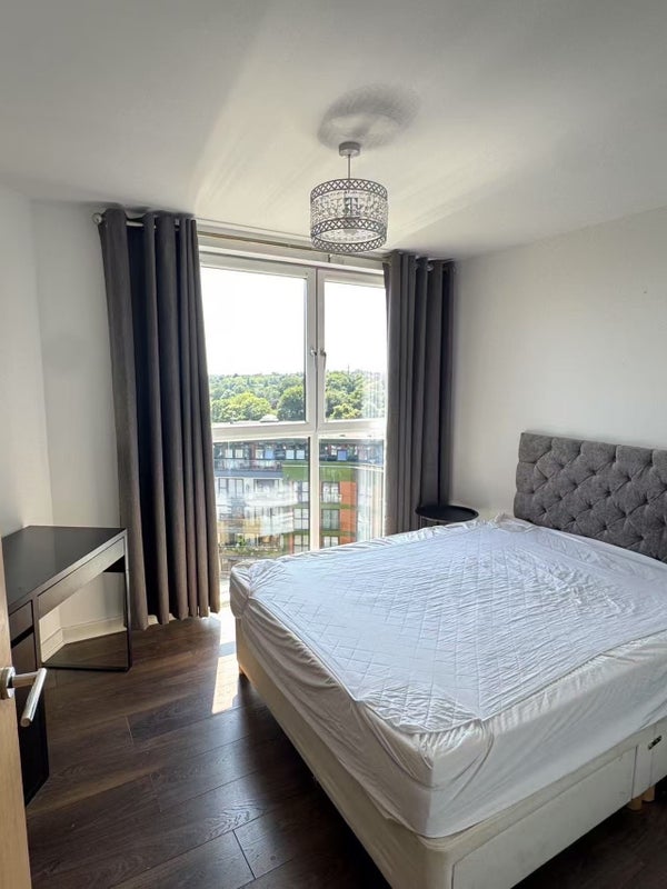 Photo 1: Spacious Ensuite Room