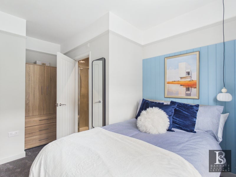 Photo 1: Ensuite Room 