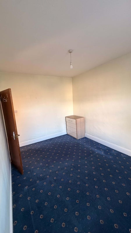 Photo 1: Massive masterbed room
