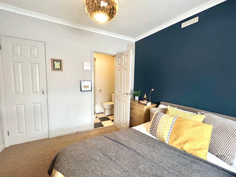 Photo 1: Room 6: Beautiful and modern ensuite room in RG6