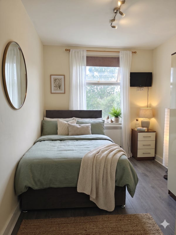 Photo 1: Room 4 (Ensuite) - Available now