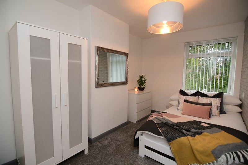 Photo 1: room 2