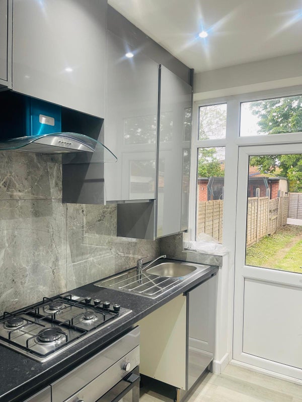 Photo 1: Fully Equipped Kitchen 