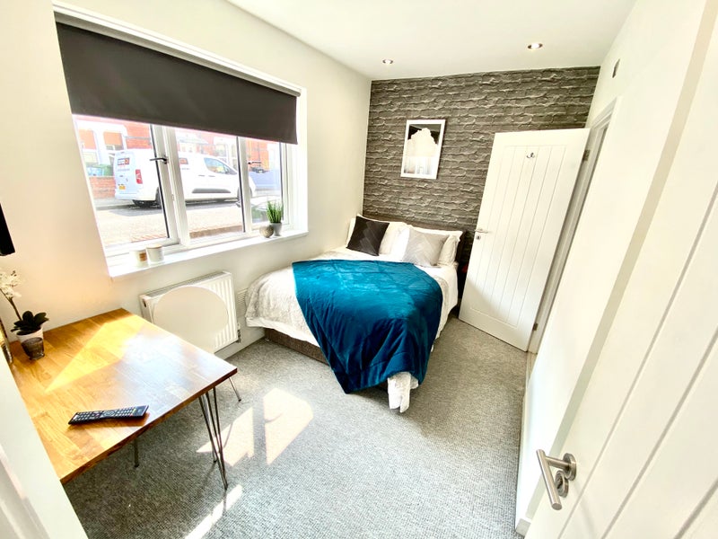 Photo 1: Good sized double bedroom available soon