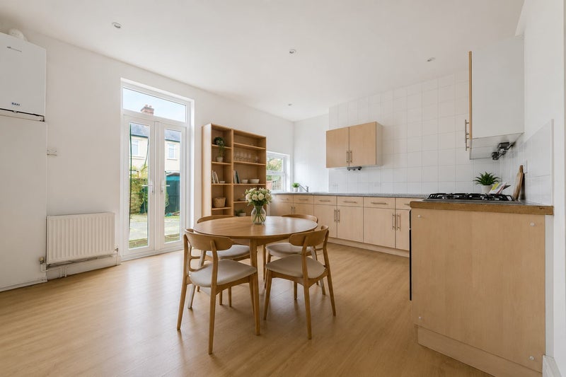 Photo 1: Kitchen / Living 