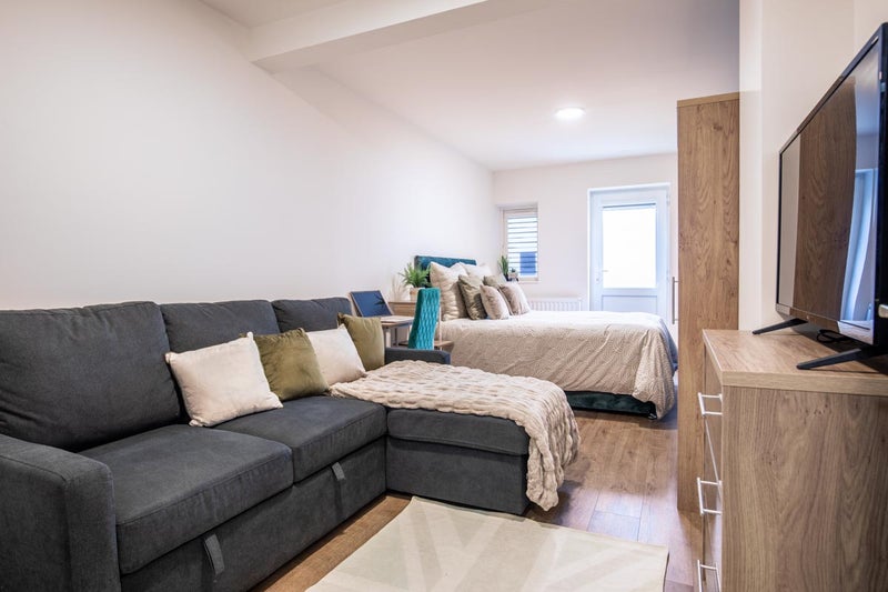Photo 1: Beautiful double bedroom with en-suite now available