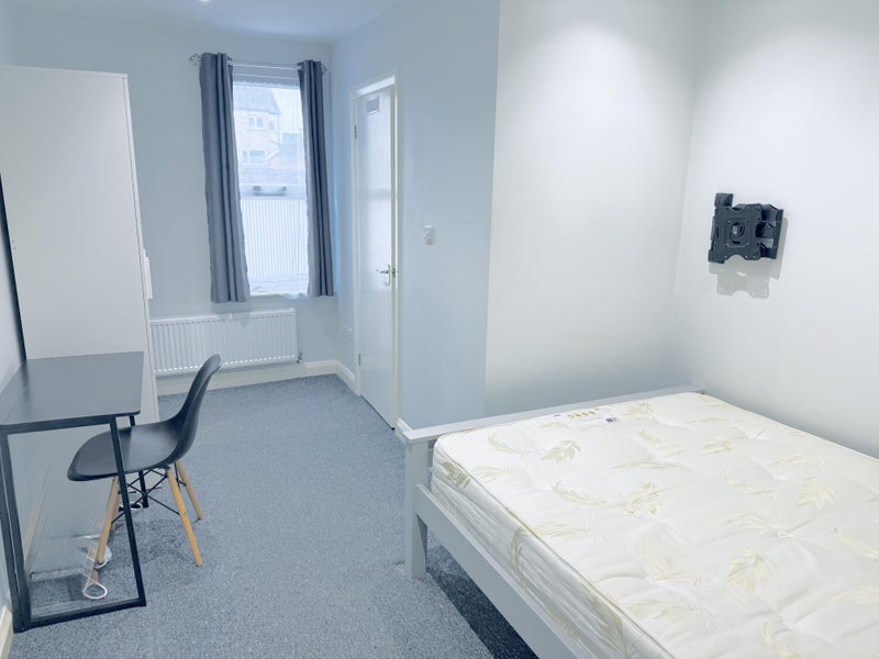 Photo 1: Large double ensuite room