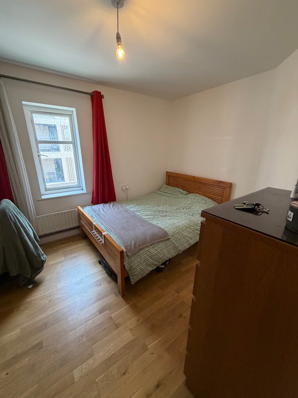 Photo 1: Double bedroom